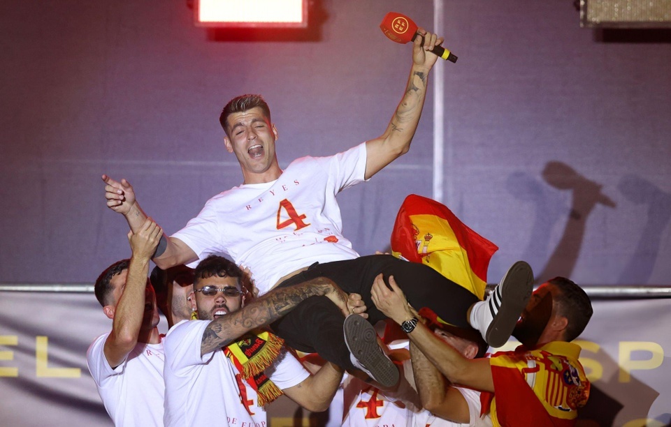 Giai ma ky hieu la tren ao nha vo dich Euro 2024 hinh anh