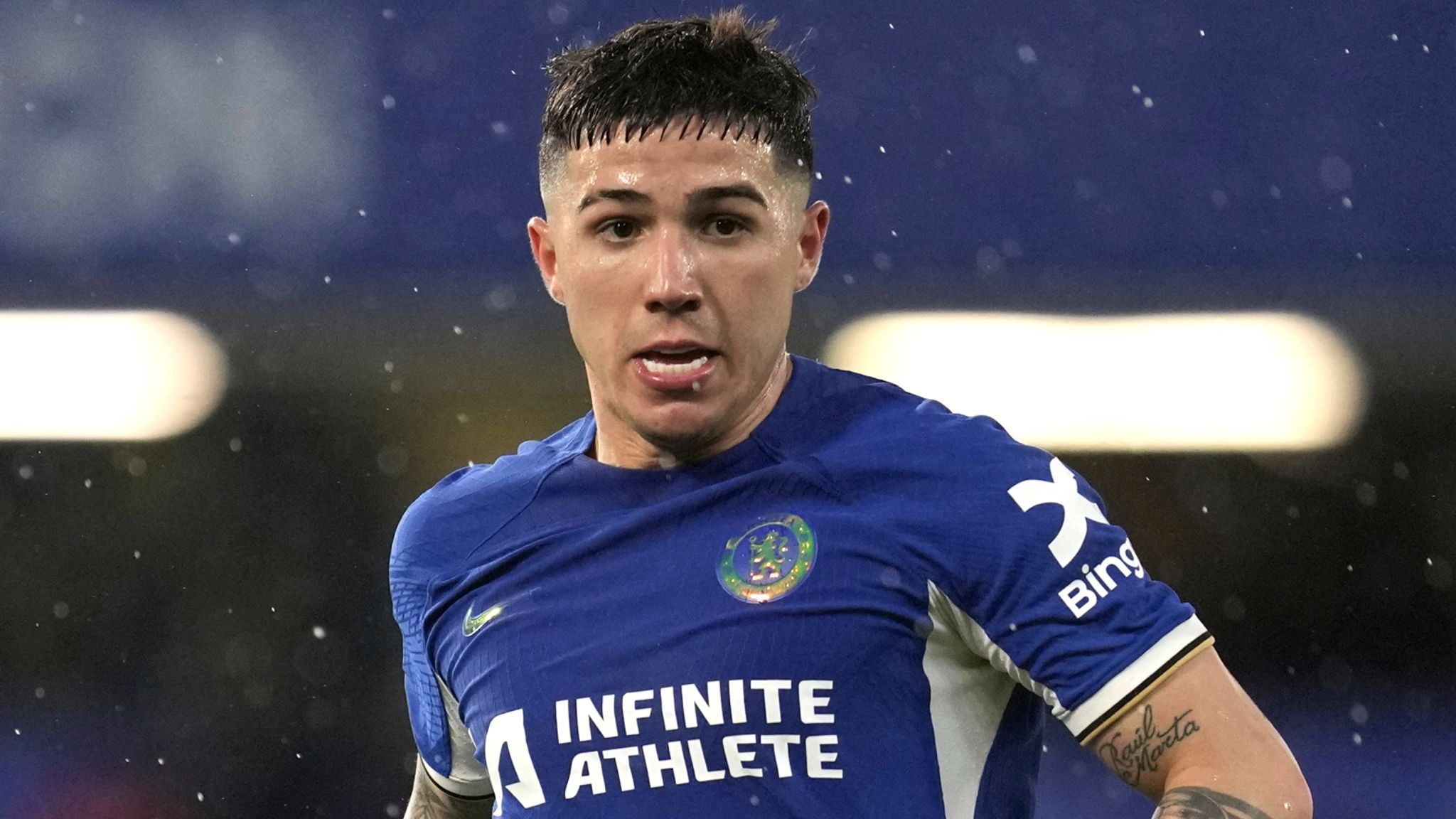 Enzo Fernandez bi buoc toi hinh anh