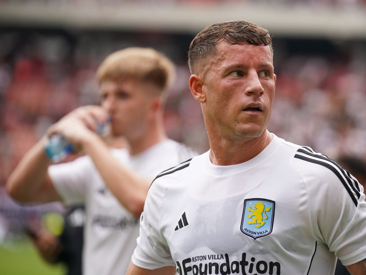 Aston Villa gay bat ngo hinh anh