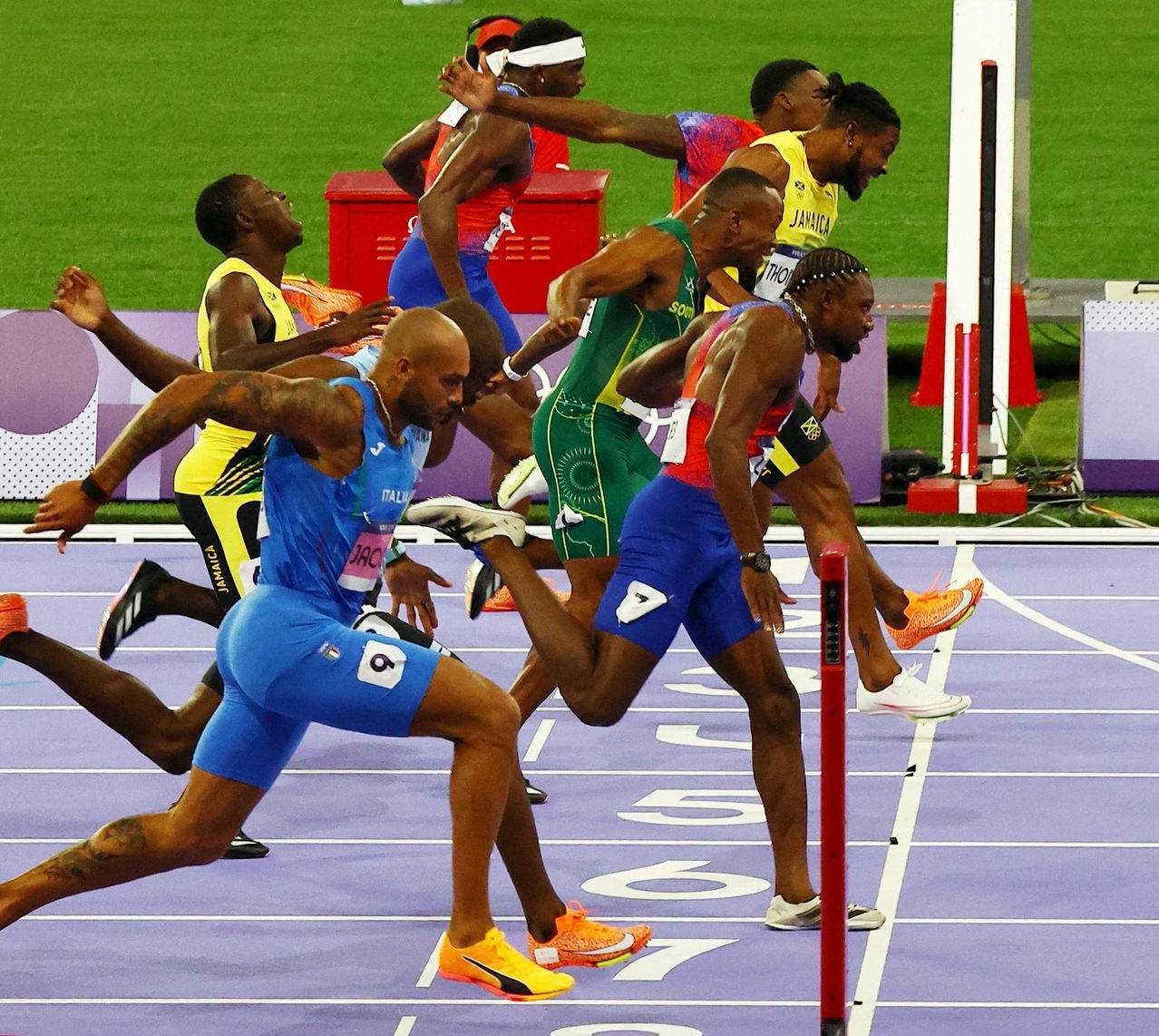 Buc anh gay hieu lam o duong chay 100 m Olympic Paris hinh anh