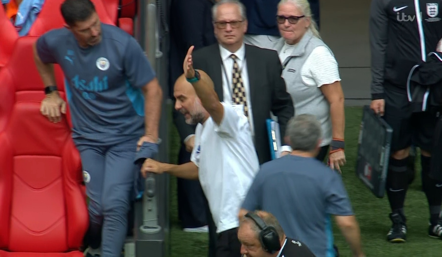 Pep Guardiola noi con thinh no hinh anh