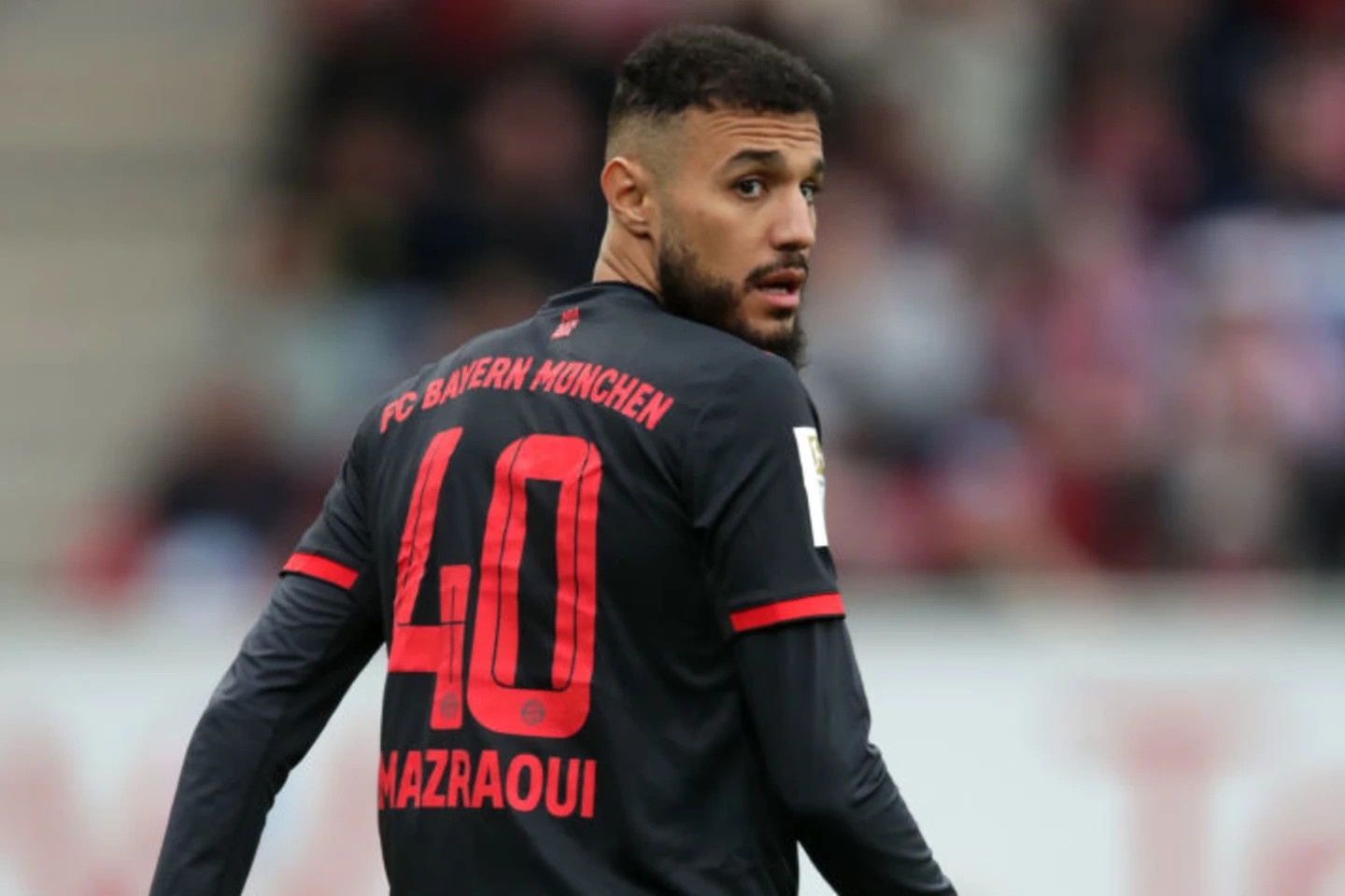 So ao cua Noussair Mazraoui tai MU duoc he lo hinh anh