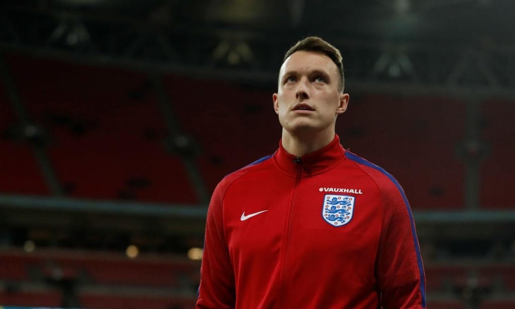 Phil Jones giai nghe hinh anh