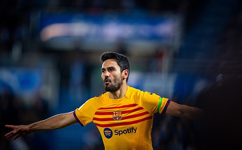 Phan ung cua Kroos khi Gundogan sap roi Barcelona hinh anh