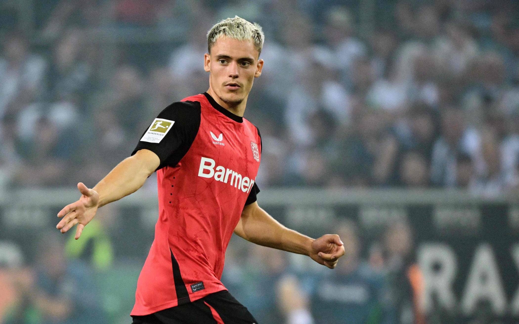 Bayer Leverkusen lai thang phut cuoi hinh anh