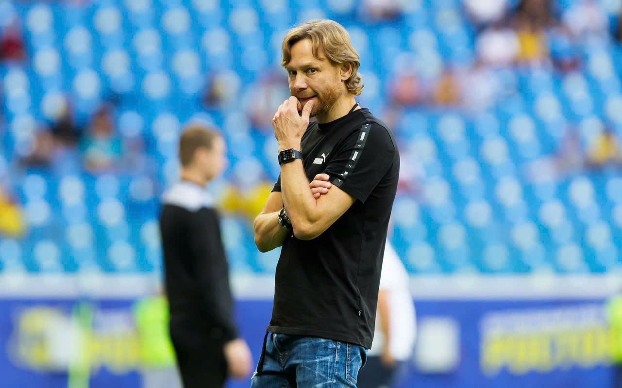 HLV truong tuyen Nga bi phat truoc ngay den Ha Noi hinh anh