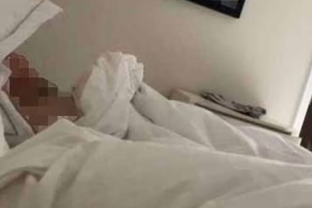 Sao Ngoai hang Anh bi vo bo vi ngoai tinh hinh anh