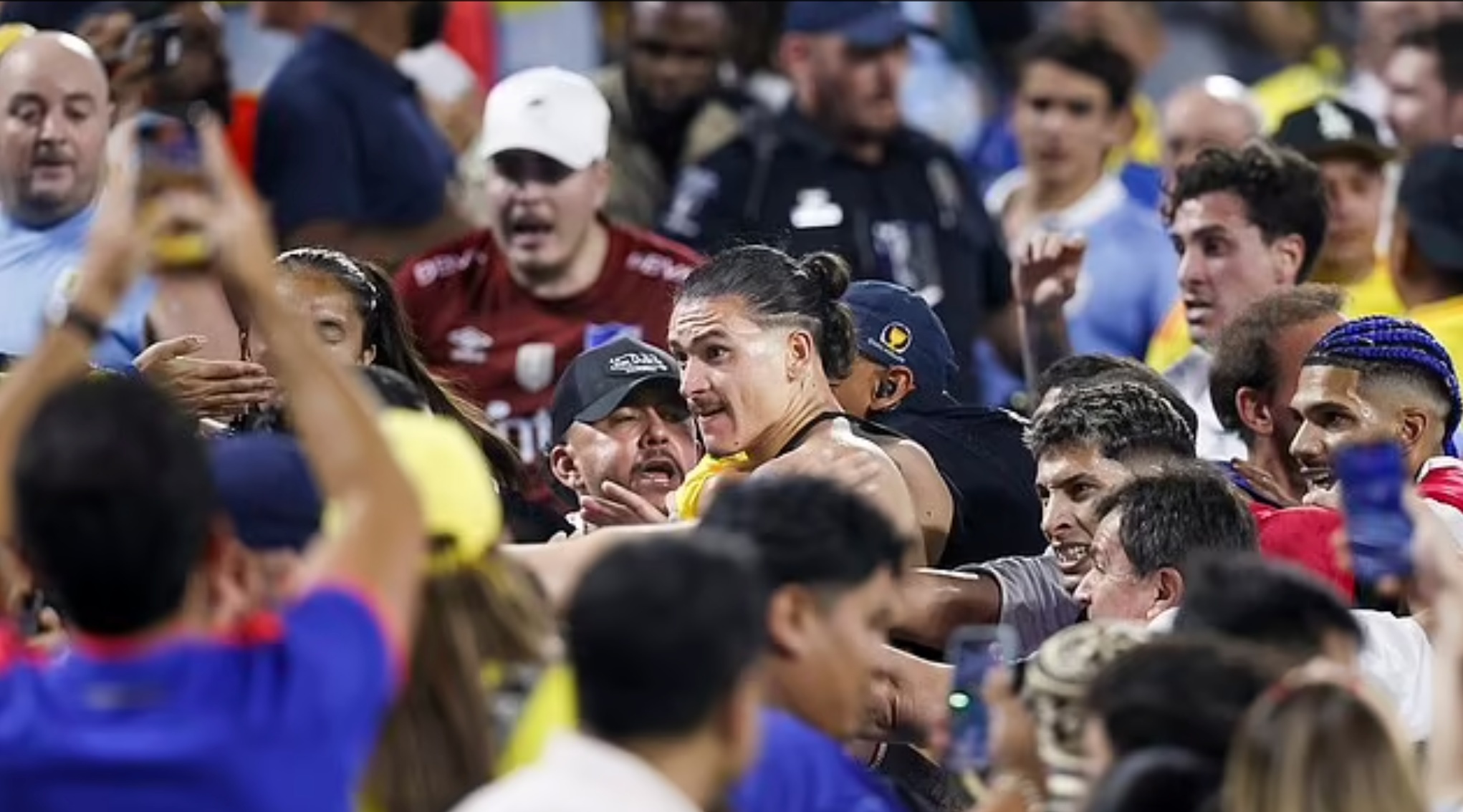 Nunez bi cam 5 tran sau vu danh nhau voi CDV hinh anh