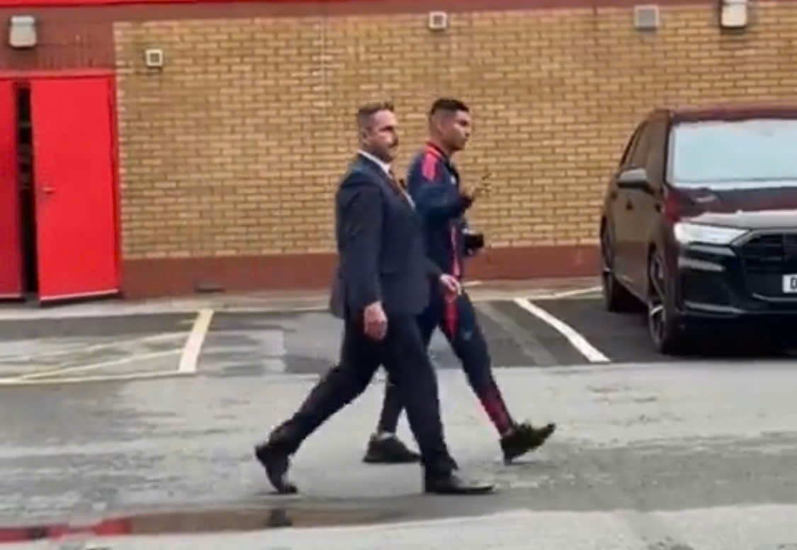 Su that viec Casemiro bo ra ve som hinh anh