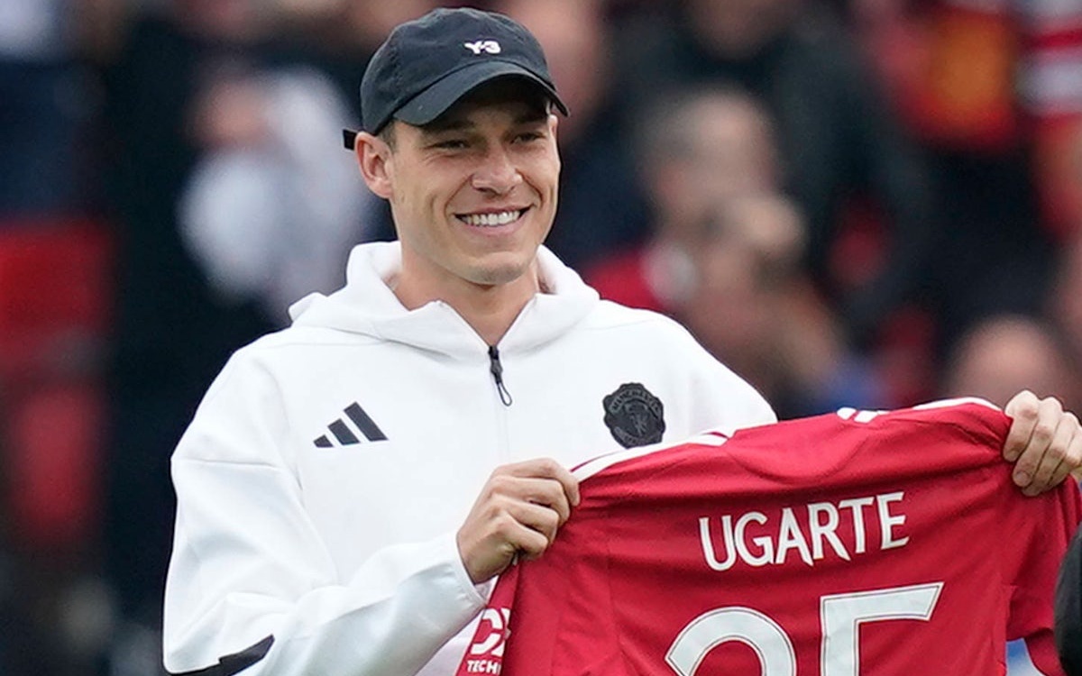 Ugarte khong o lai xem MU thua Liverpool hinh anh