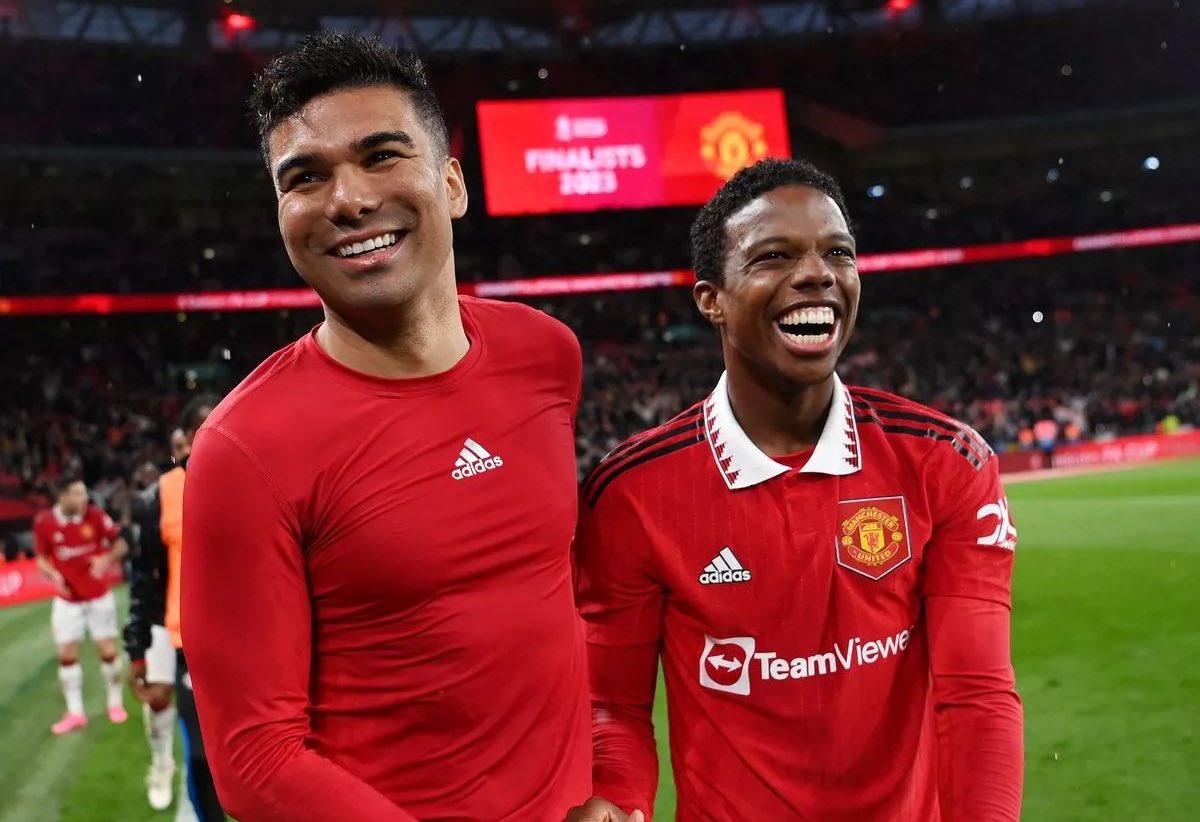 MU gay bat ngo voi Malacia hinh anh