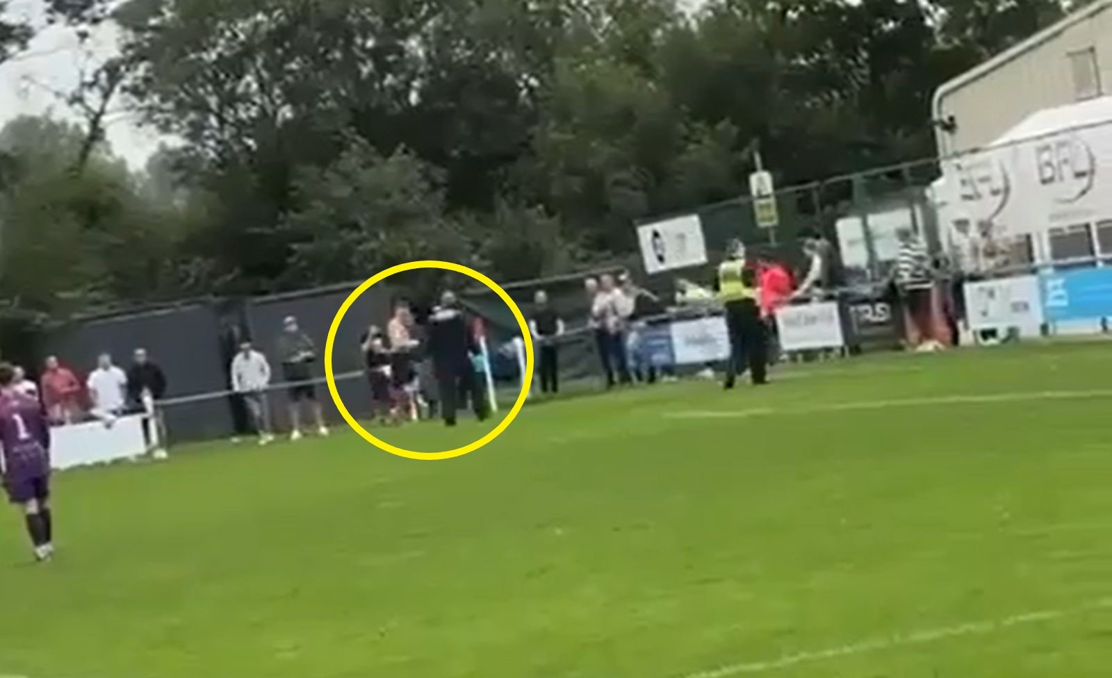 Cau thu bi canh sat bat ngay tren san hinh anh