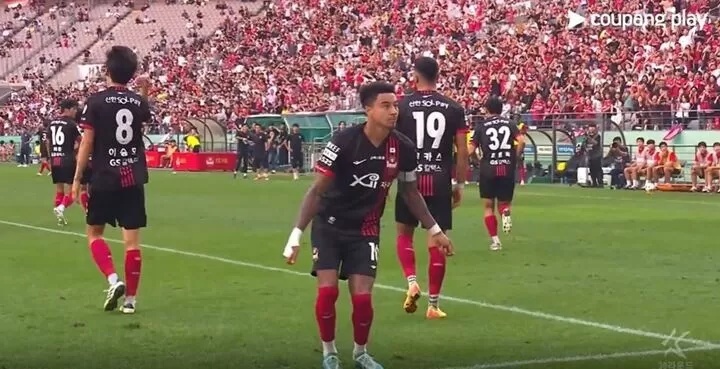 Jesse Lingard bi che gieu hinh anh