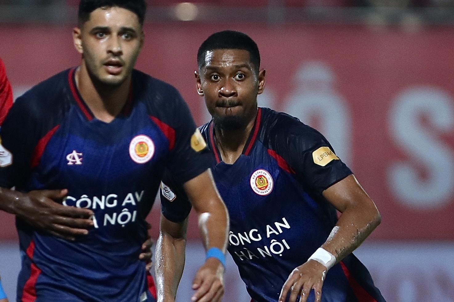 V.League khat cau thu Viet kieu gioi hinh anh