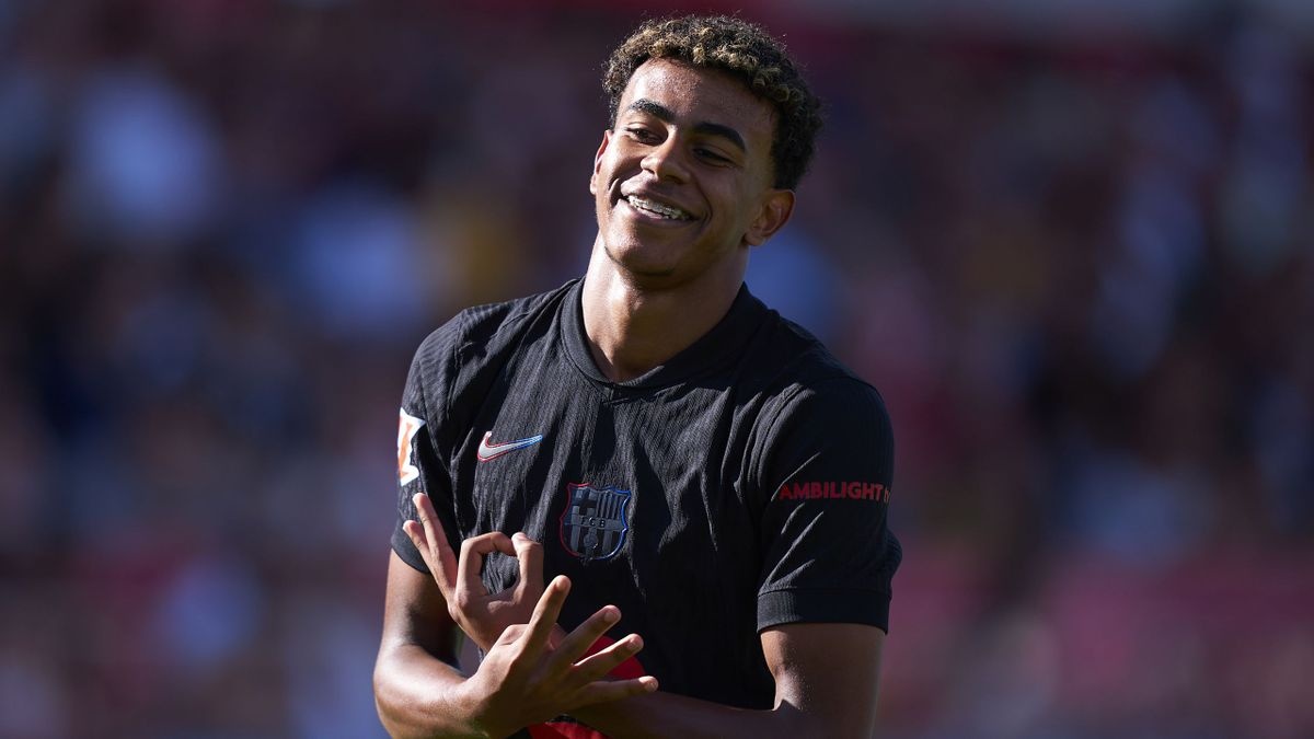 Yamal duoc vi voi Messi hinh anh