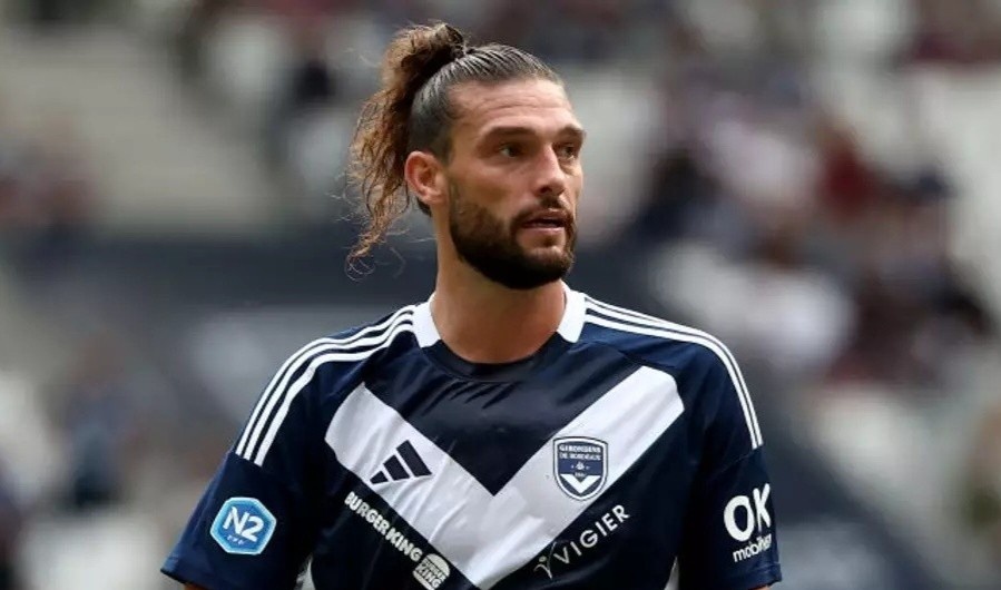 Bi bat tai san bay, Andy Carroll nguy co ngoi tu hinh anh