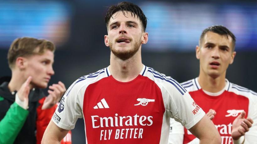 Arsenal bi che la doi bong nho hinh anh