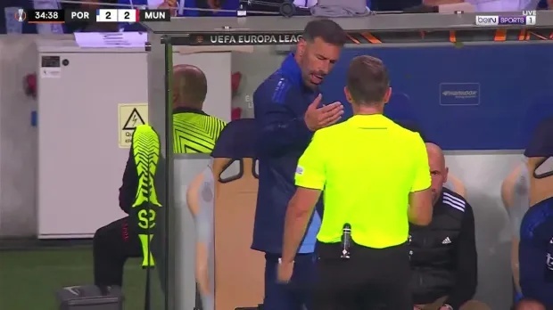 Van Nistelrooy gay chu y hinh anh