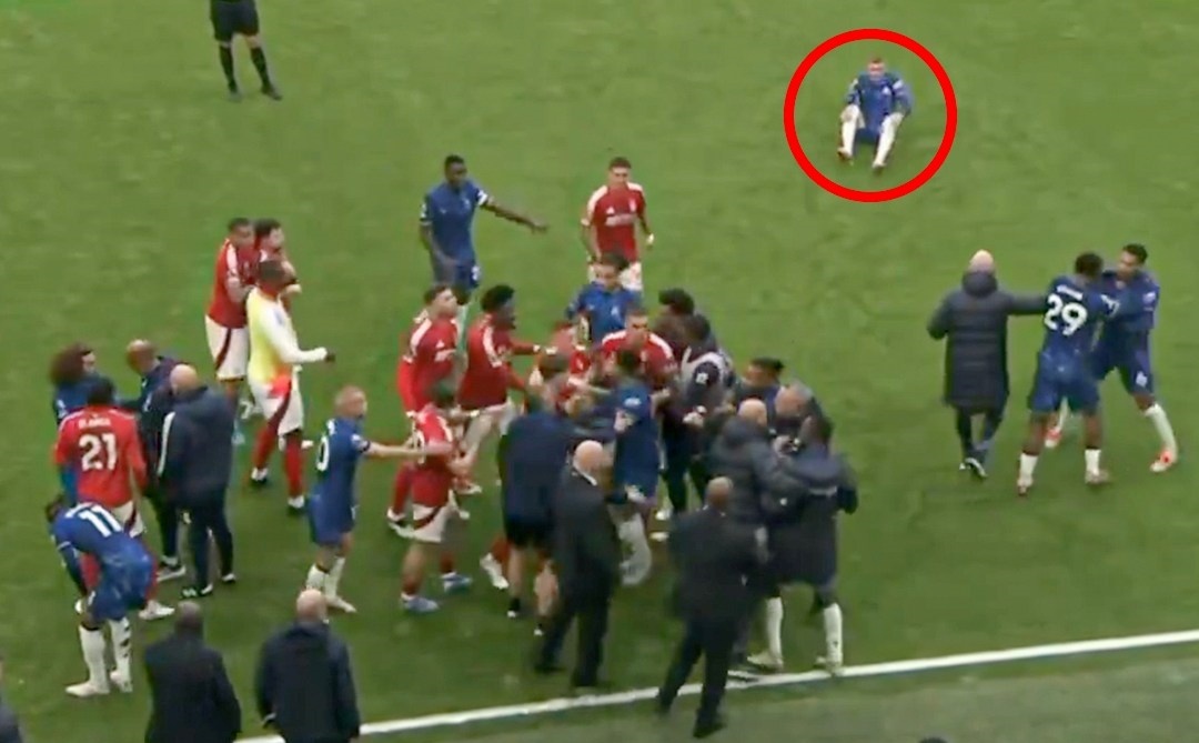 Hanh dong gay chu y cua Cole Palmer hinh anh