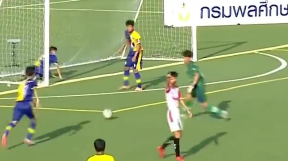 Khoanh khac cau thu Thai Lan xau ho vi an mung som hinh anh