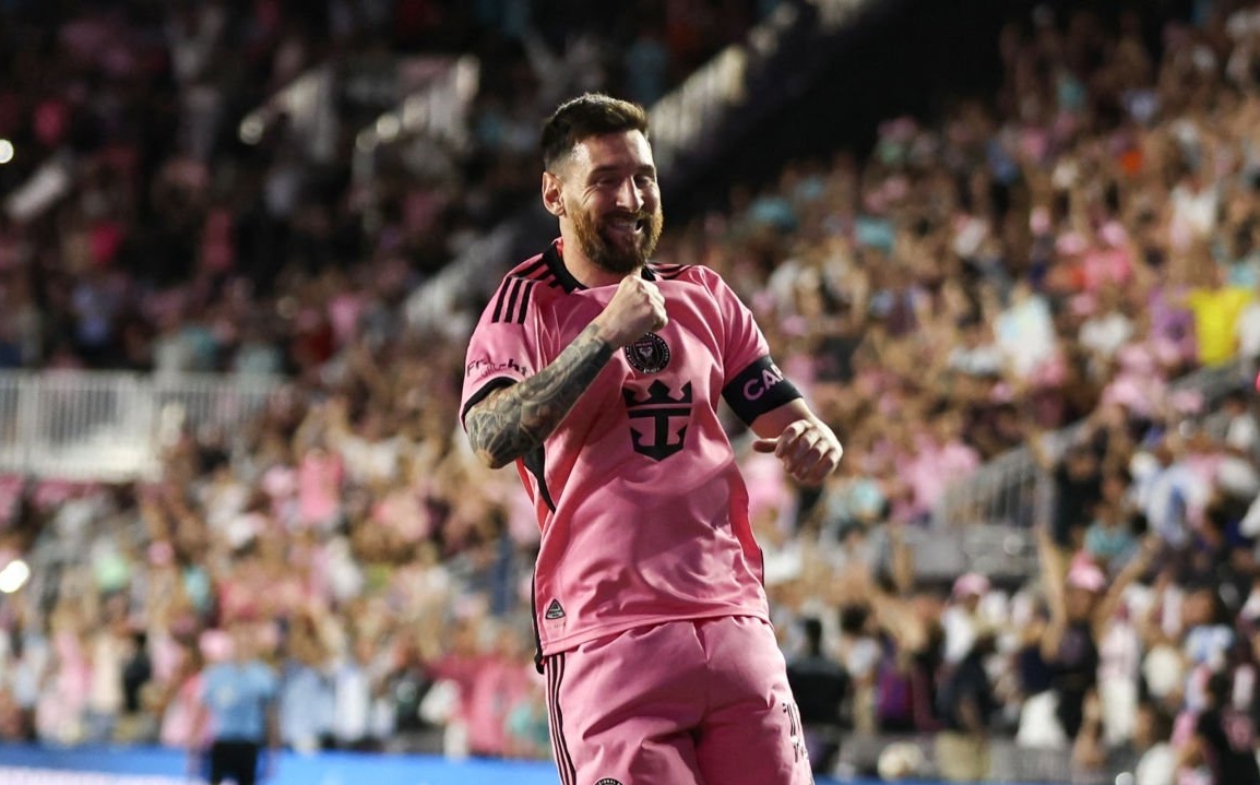 Messi lap hat-trick lien tiep hinh anh