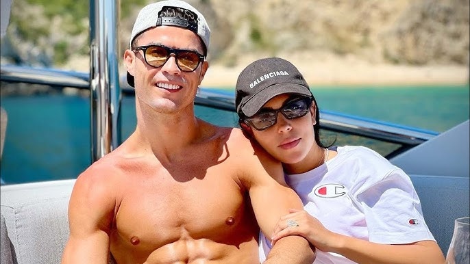 Ban gai Ronaldo nam vien 4 ngay hinh anh