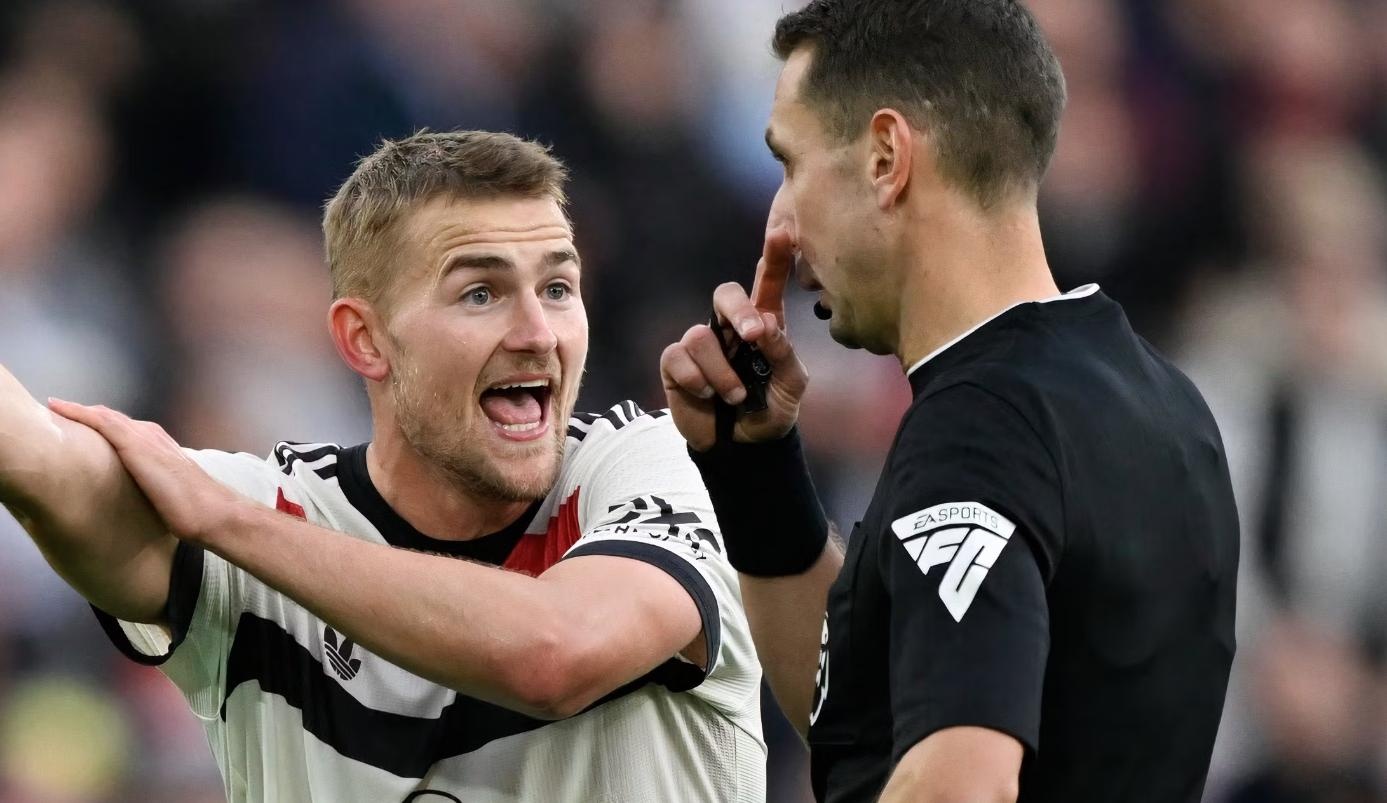 Manchester United bi thoi oan penalty? hinh anh