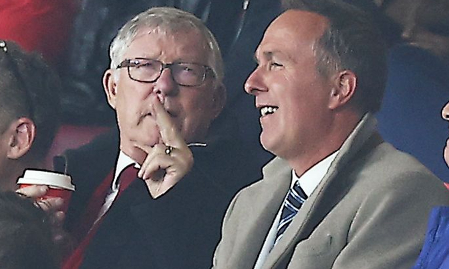 Nguoi dan ong ngoi canh Alex Ferguson gay chu y hinh anh