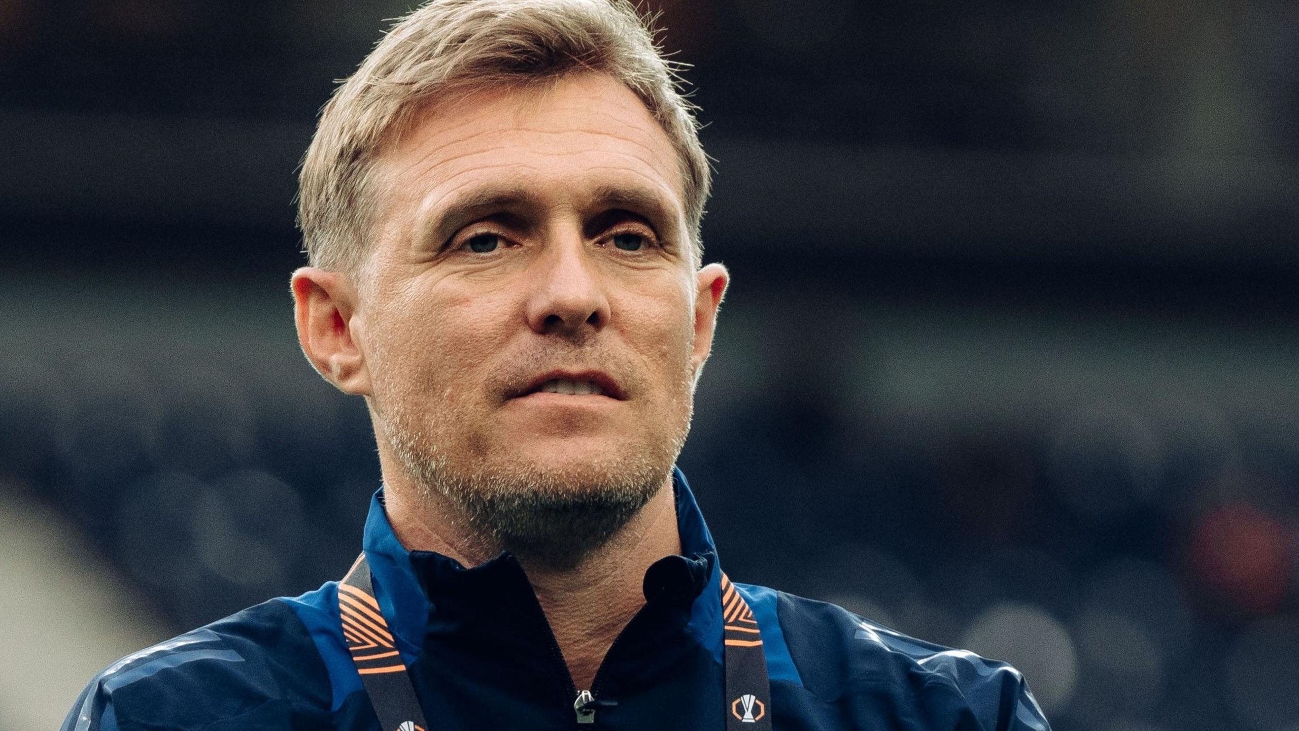 Tro ly HLV MU bi cam 3 tran hinh anh