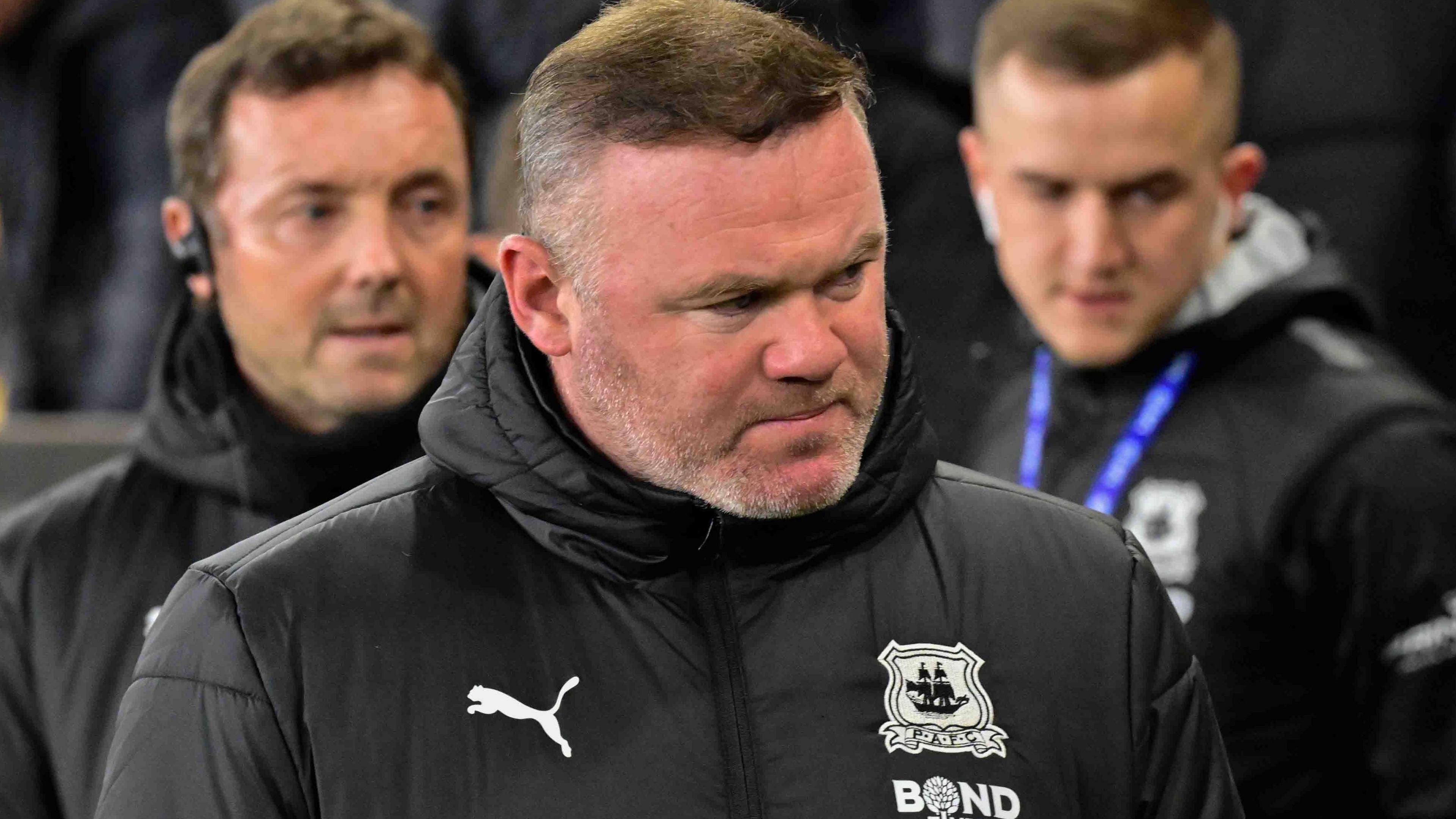 Doi nha tham bai, CDV yeu cau sa thai Rooney hinh anh