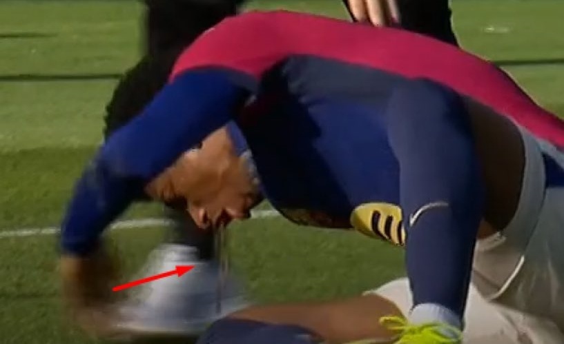 Cau thu Barca non ra mau hinh anh