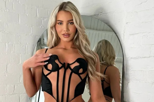 Rashford co ban gai moi hinh anh