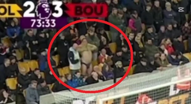 Co dong vien lot do giua tran o Premier League hinh anh