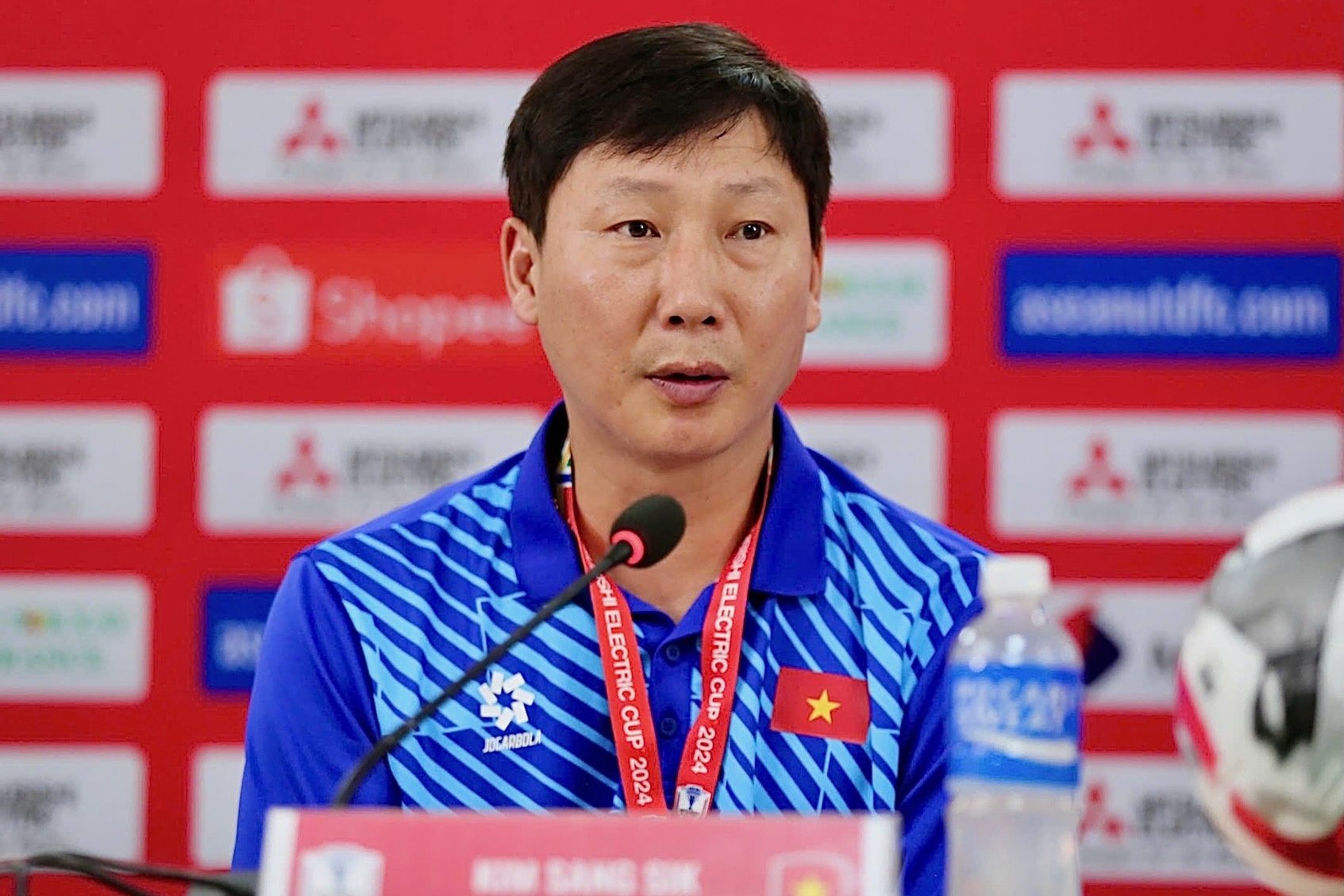 HLV Kim: Mat san gay kho cho tuyen Viet Nam hinh anh