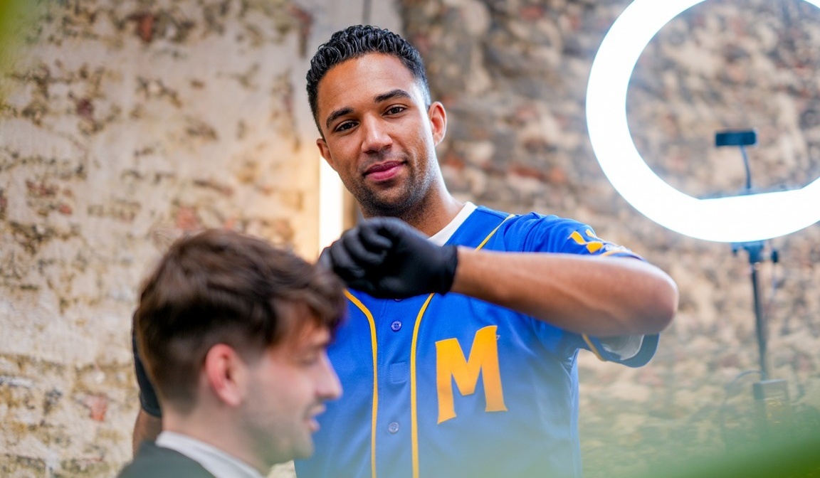 Tien dao tung sut tung luoi Barcelona chuyen nghe cat toc hinh anh