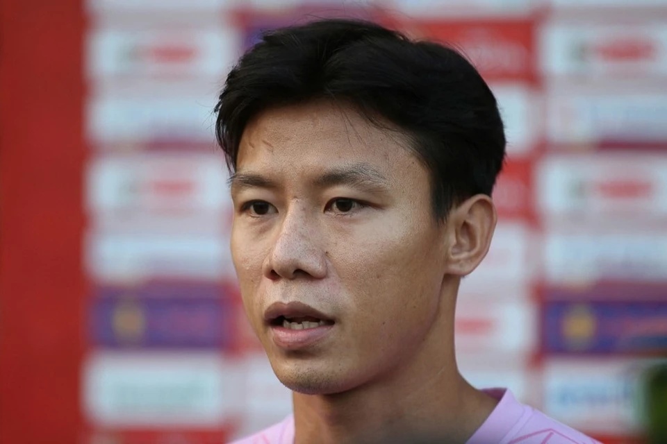 Khong du ASEAN Cup, Que Ngoc Hai hoc bang HLV hinh anh