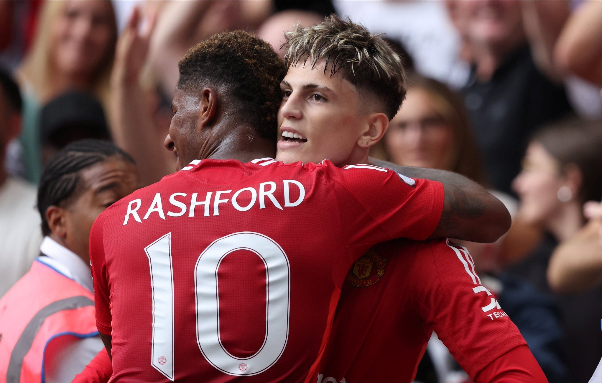 Garnacho, Rashford bi gach ten o derby Manchester hinh anh