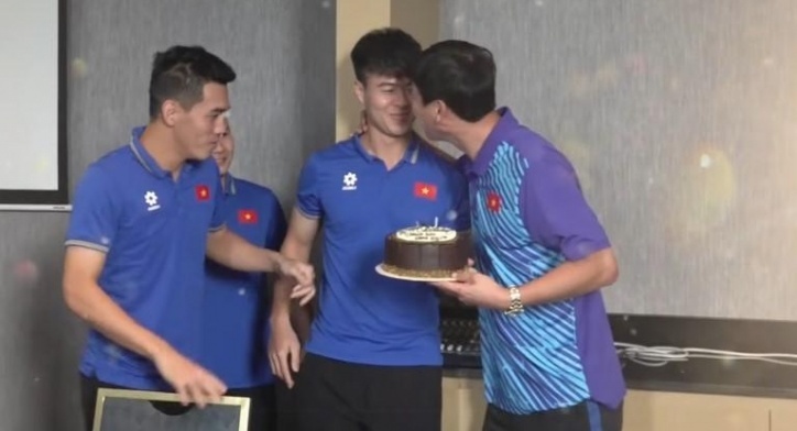 Tuyen Viet Nam to chuc sinh nhat cho HLV Kim Sang-sik hinh anh