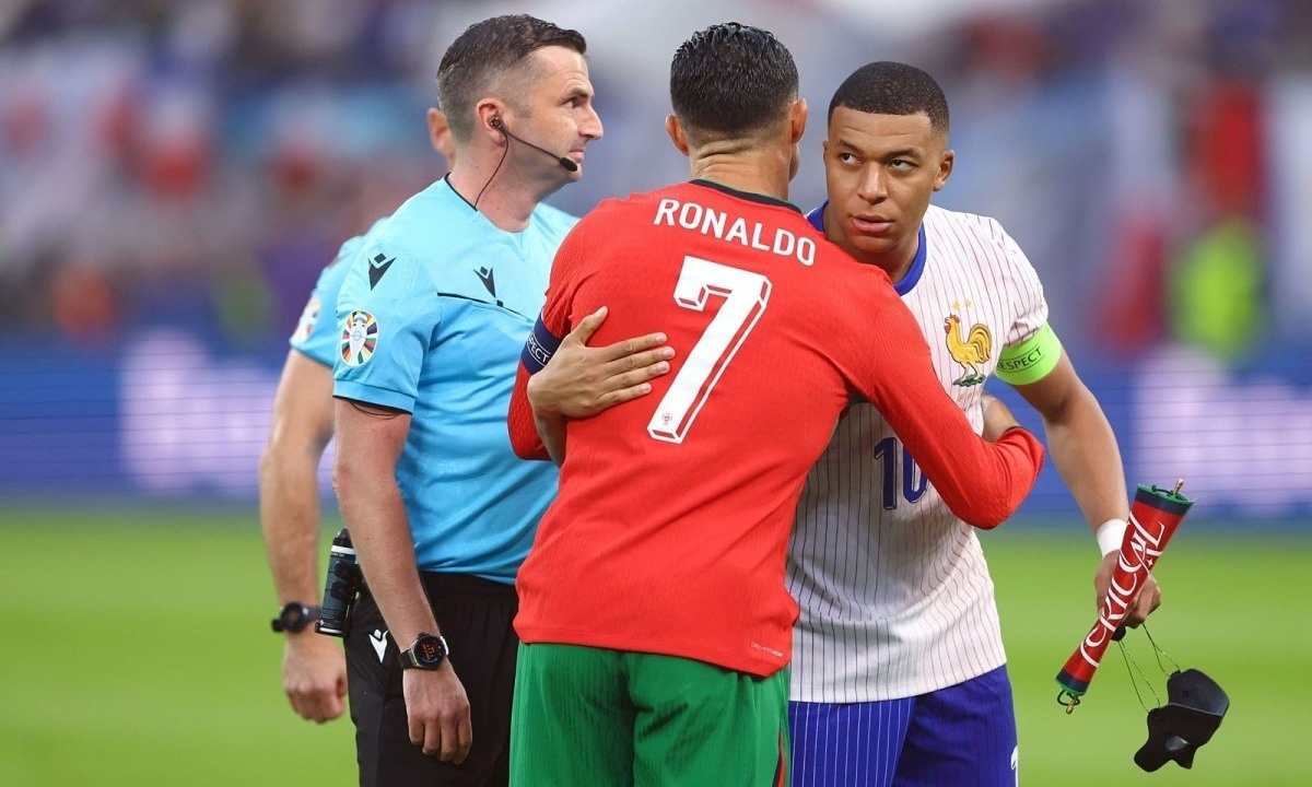 Mbappe tiec nuoi vi khong duoc da cung Ronaldo hinh anh