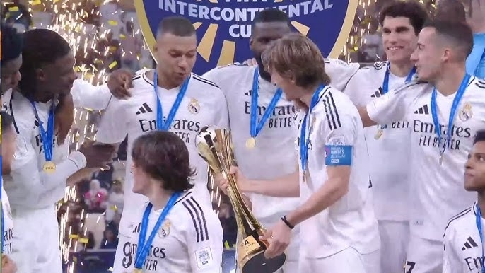 Modric khien Mbappe sung sot hinh anh