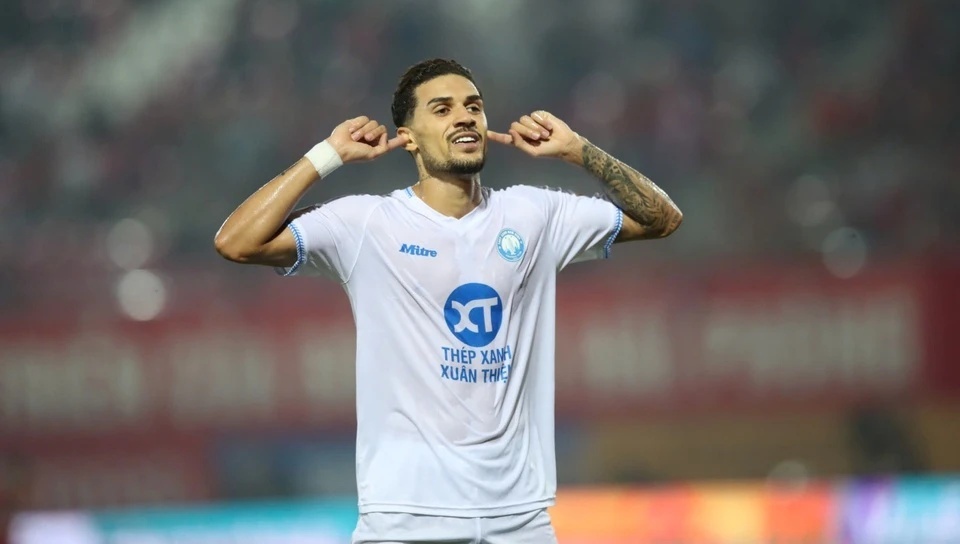 Hendrio tu tin la 'at chu bai' neu duoc khoac ao tuyen Viet Nam hinh anh