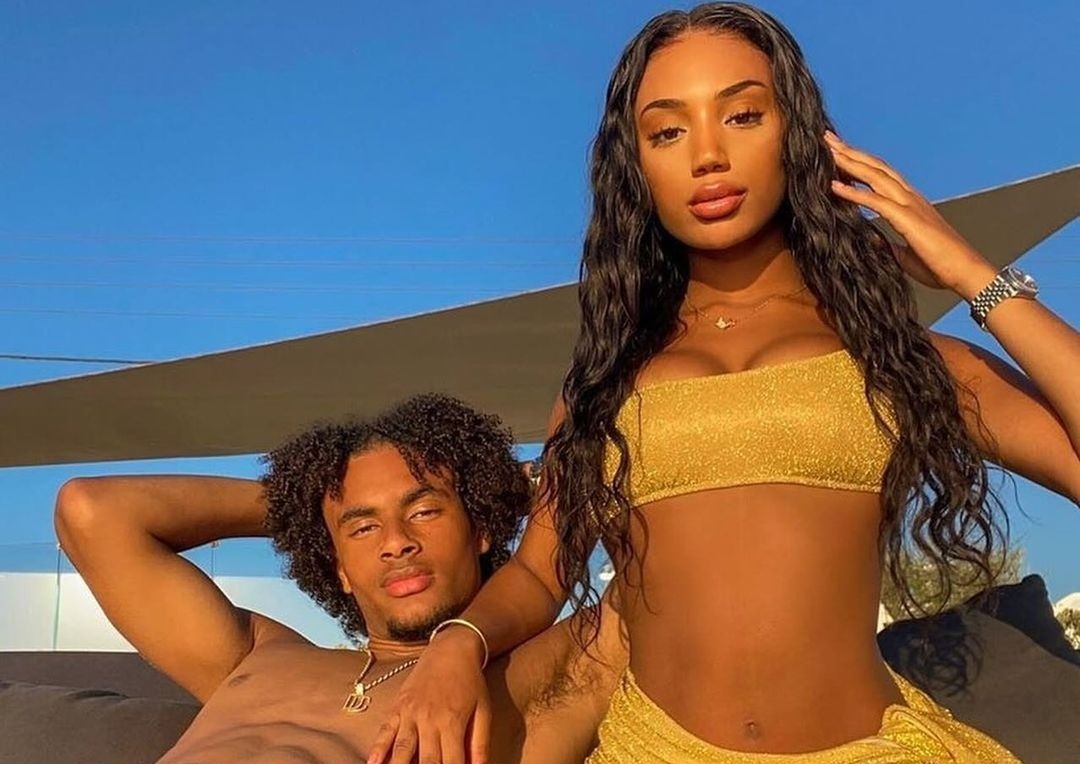 Zirkzee chia tay ban gai hinh anh