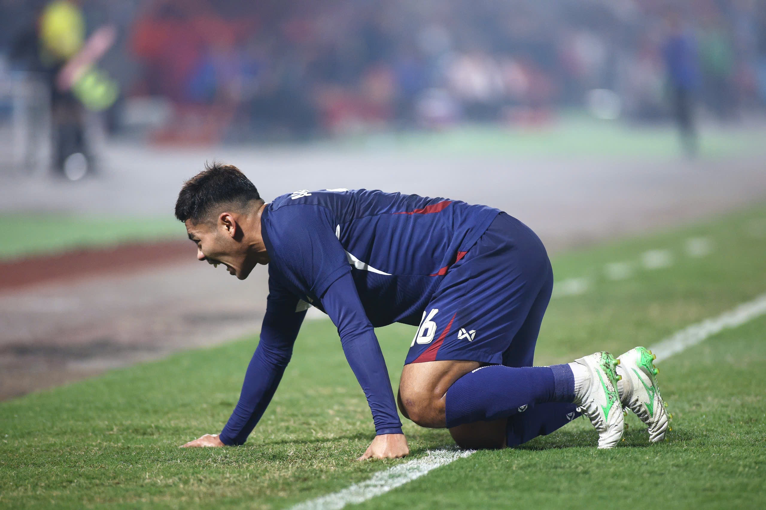 Cu sut cua Xuan Son khien cau thu Thai Lan suyt gay chan hinh anh