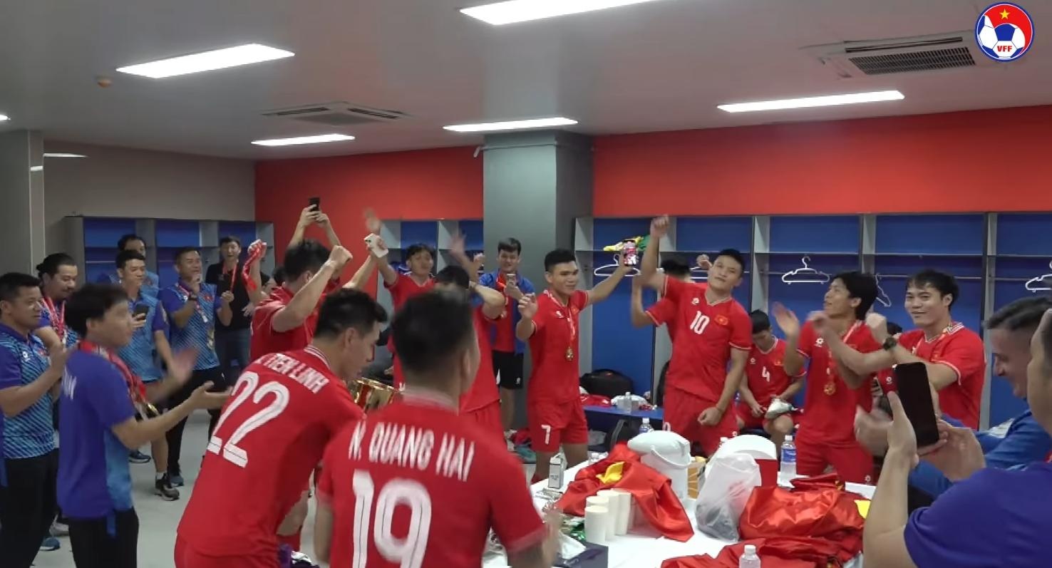 Khong khi an mung trong phong thay do tuyen Viet Nam hinh anh