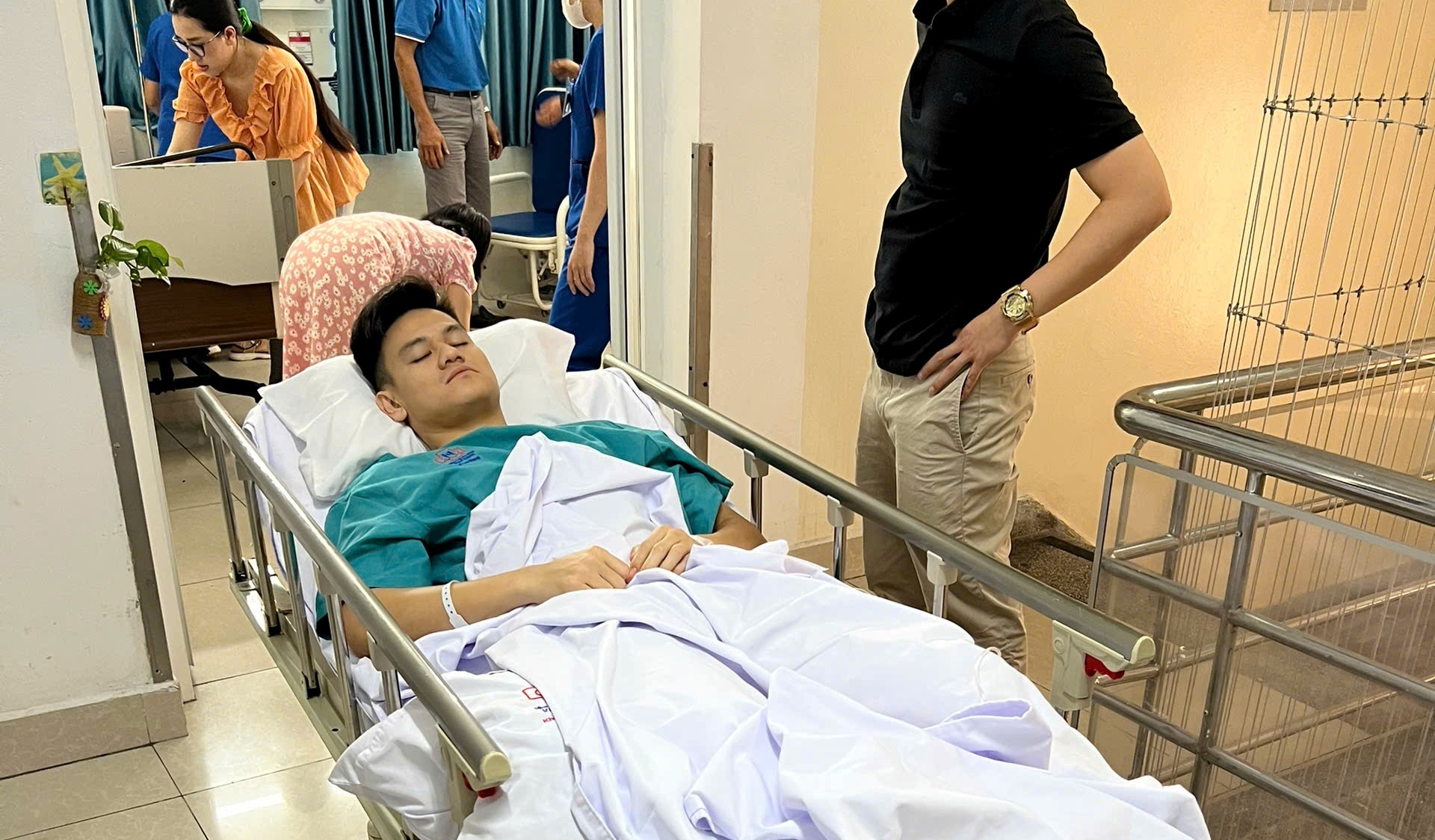 Hinh anh moi nhat cua Tan Tai sau phau thuat hinh anh