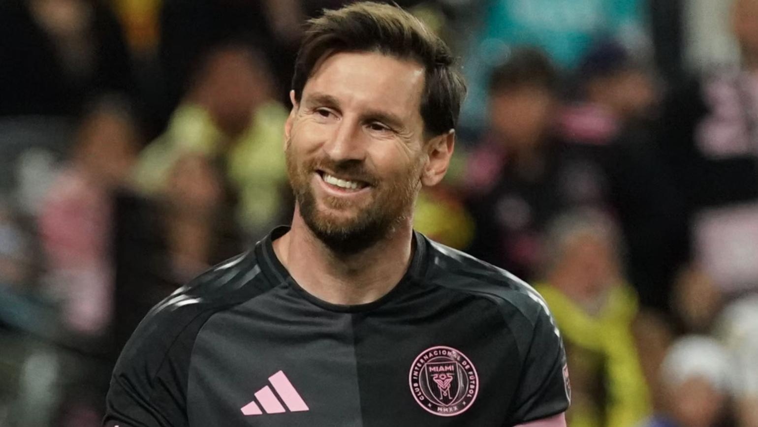 Messi khoe 3 chuc vo dich World Cup hinh anh