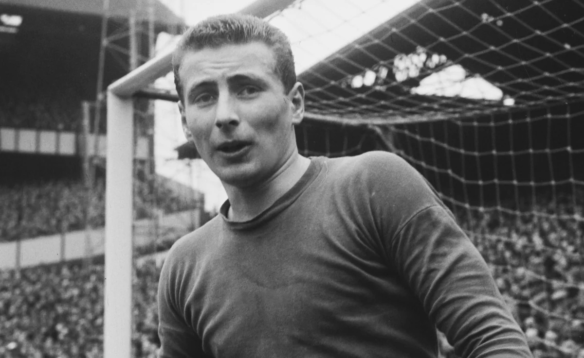 Cau thu tre nhat lich su MU qua doi hinh anh