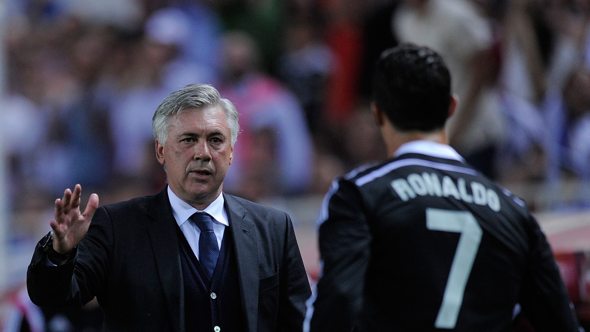 Ancelotti dong y voi Ronaldo hinh anh