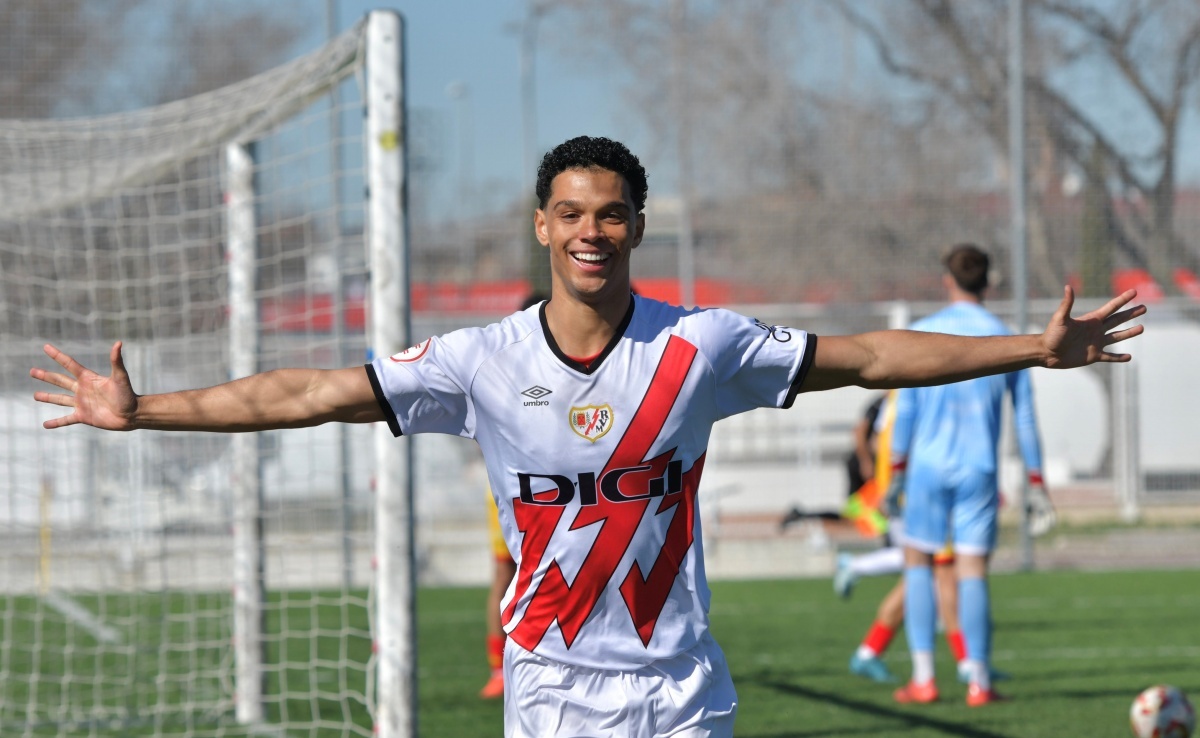 Con trai Eto'o lap hat-trick hinh anh