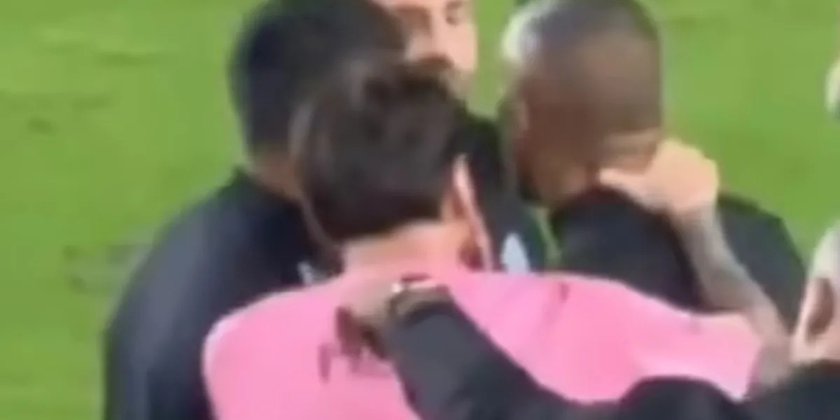 Messi tum co doi thu hinh anh